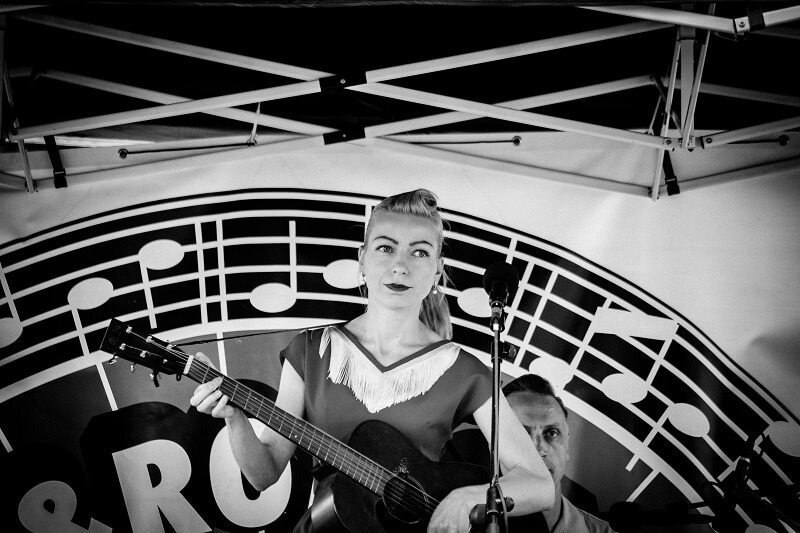 Maryann van Maryann & The Tri-Tones tijdens een optreden op het Rock and Roll Street Terschelling festival in september 2016.