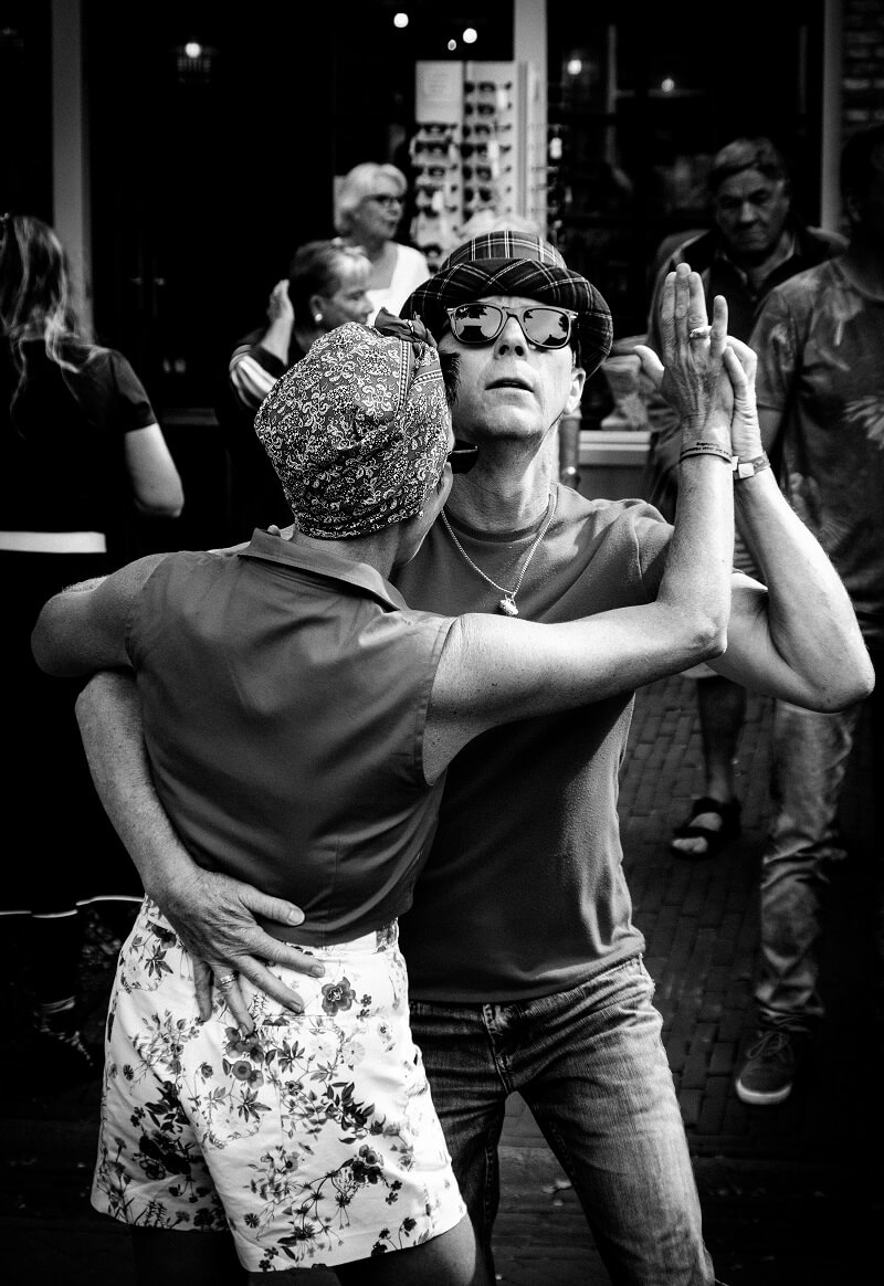 Dansend paar op het Rock and Roll Street Terschelling festival in september 2016.