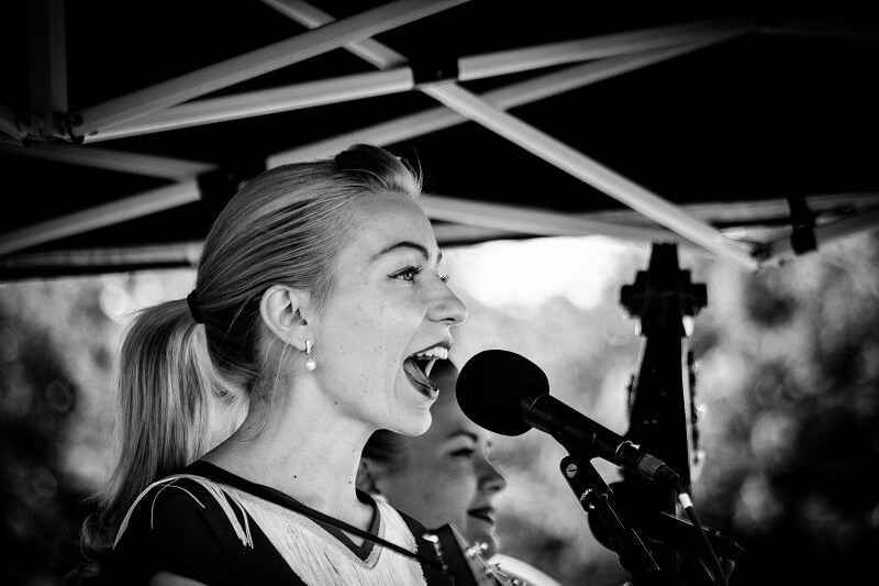Maryann van Maryann & The Tri-Tones tijdens een optreden op het Rock and Roll Street Terschelling festival in september 2016.
