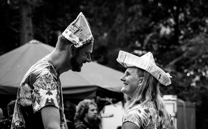 Twee mensen kijken elkaar indringend aan tijdens een dansfeest in het bos op Oerol 2017.