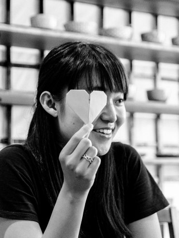Een origami docente toont een hart.
