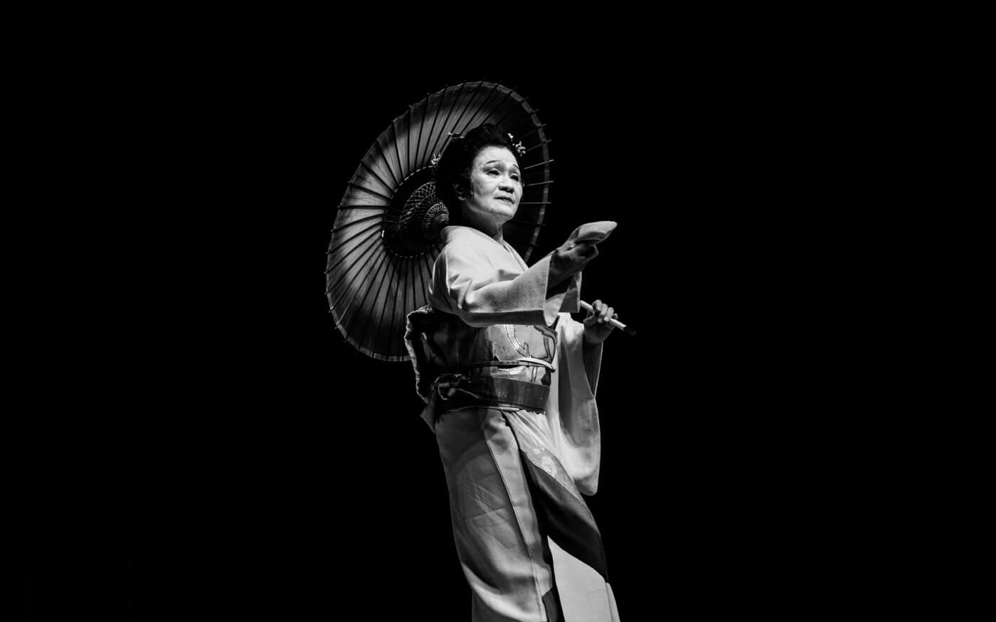 Een Japanse danseres voert een traditionele dans uit.