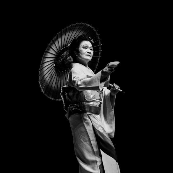 Een Japanse danseres voert een traditionele dans uit.