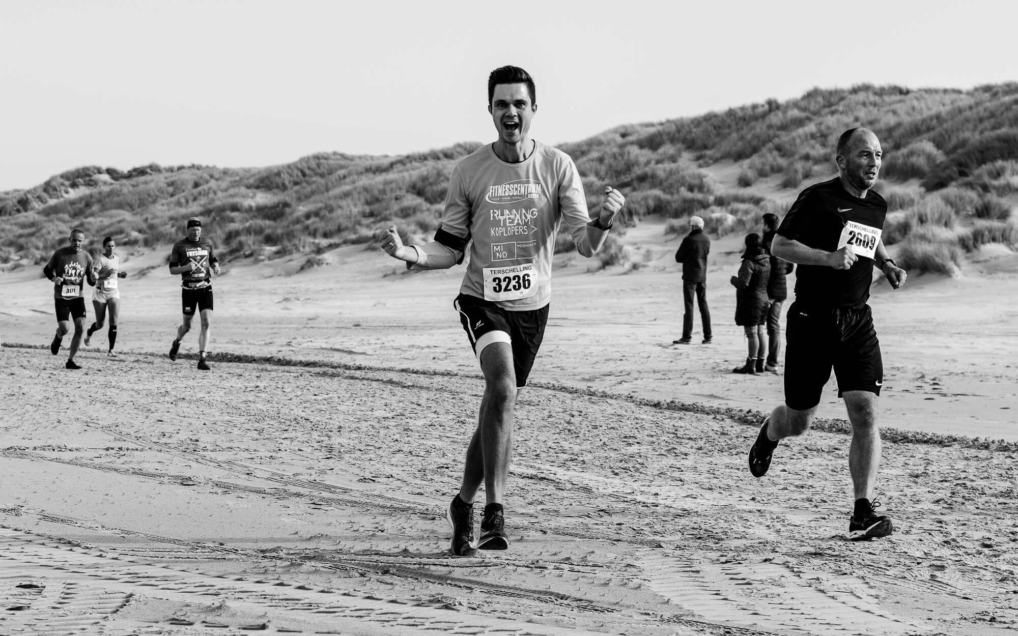 Stefan Wendel op het strand tijdens de halve marathon van de Berenloop 2018.