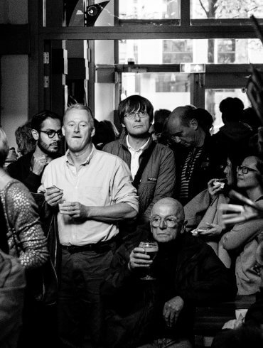 Bezoekers in de rij voor een film bij het Camera Japan Festival in Amsterdam.