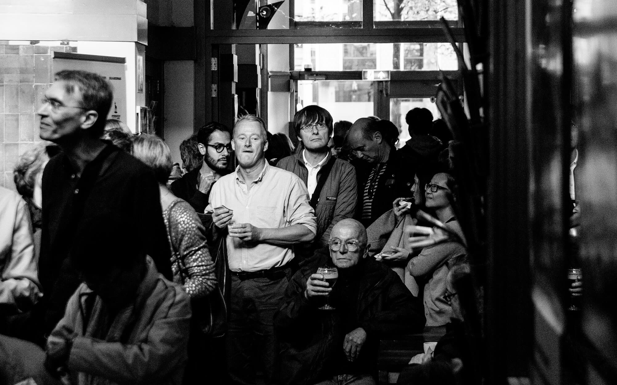 Bezoekers in de rij voor een film bij het Camera Japan Festival in Amsterdam.