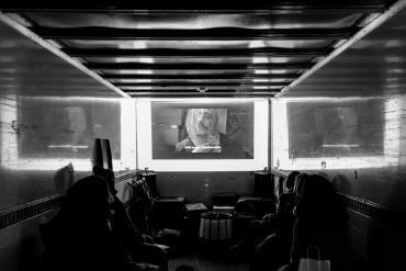 Filmvertoning achterin in vrachtwagen tijdens de Terschellinger Filmdagen 2018.