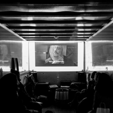 Filmvertoning achterin in vrachtwagen tijdens de Terschellinger Filmdagen 2018.