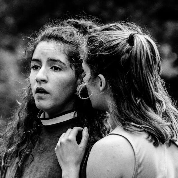 Twee danseressen van de Tough Titties Revolution tijdens een optreden op het Hongerige Wolf Festival.