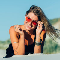 Ezra Goudzwaard van Yogiez Yoga met een rode zonnebril