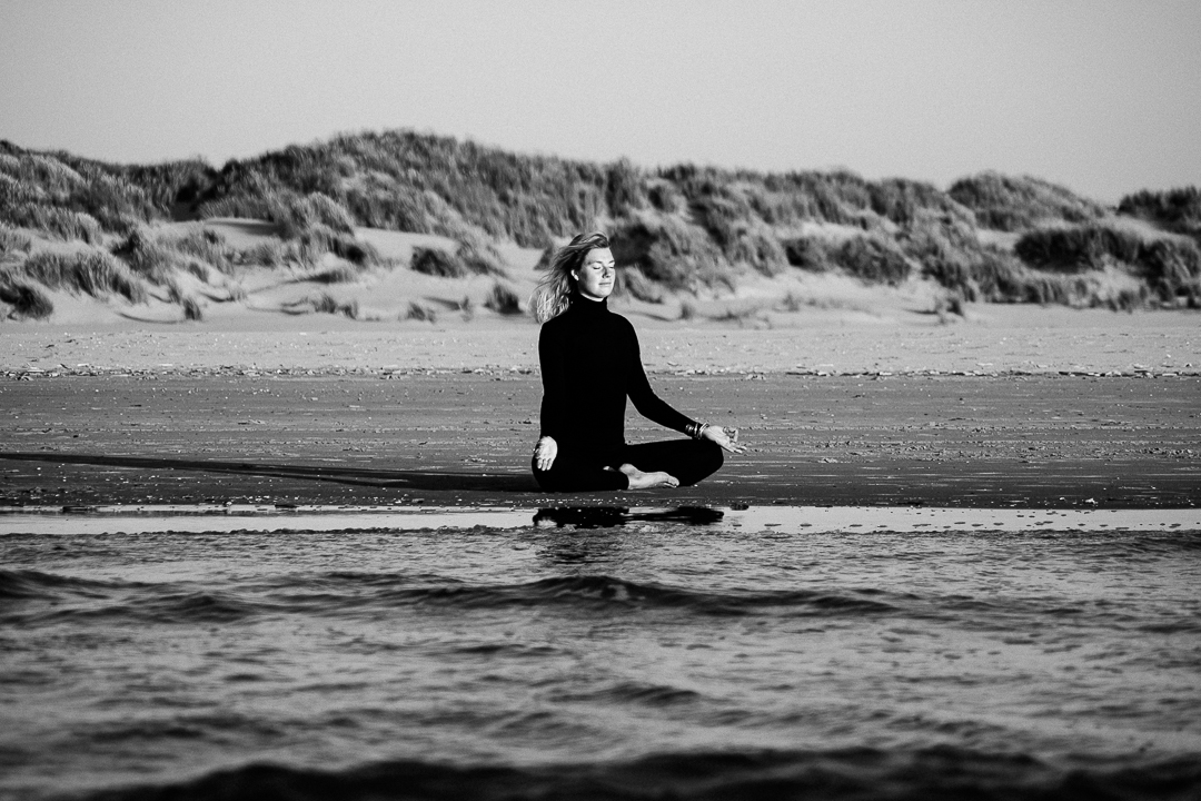 Ezra Goudzwaard - Yogiez Yoga mediteert bij het water