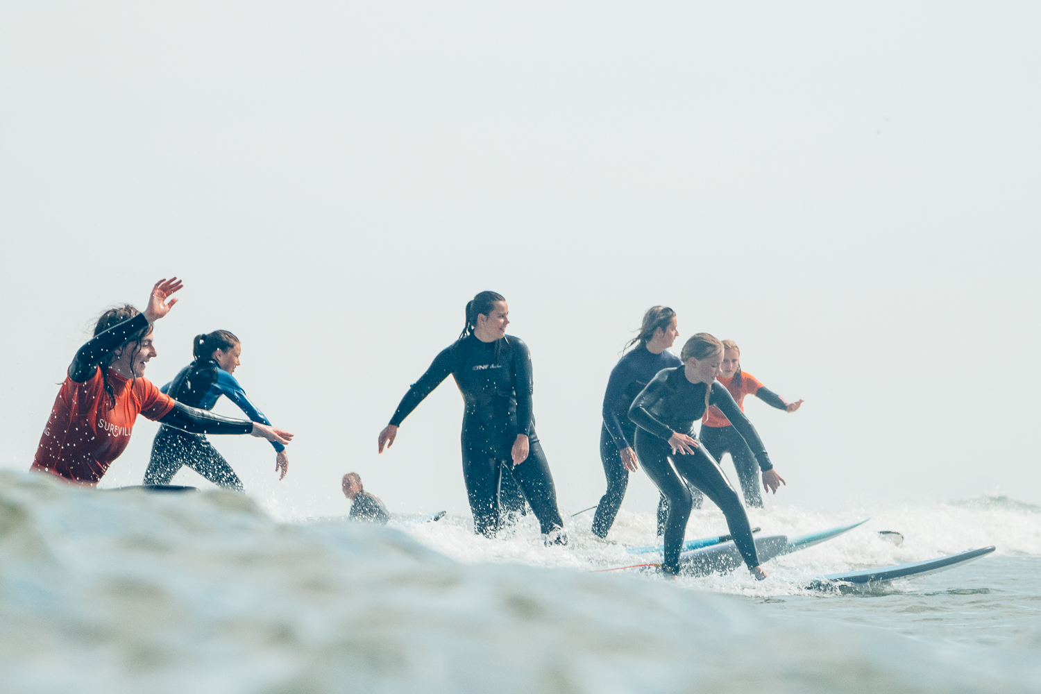Meerdere surfsters op dezelfde golf tijdens Women on Waves Terschelling 2022