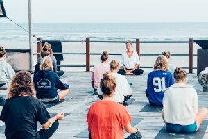 Ezra Goudzwaard - Yogiez neemt de yogis mee in een meditatie