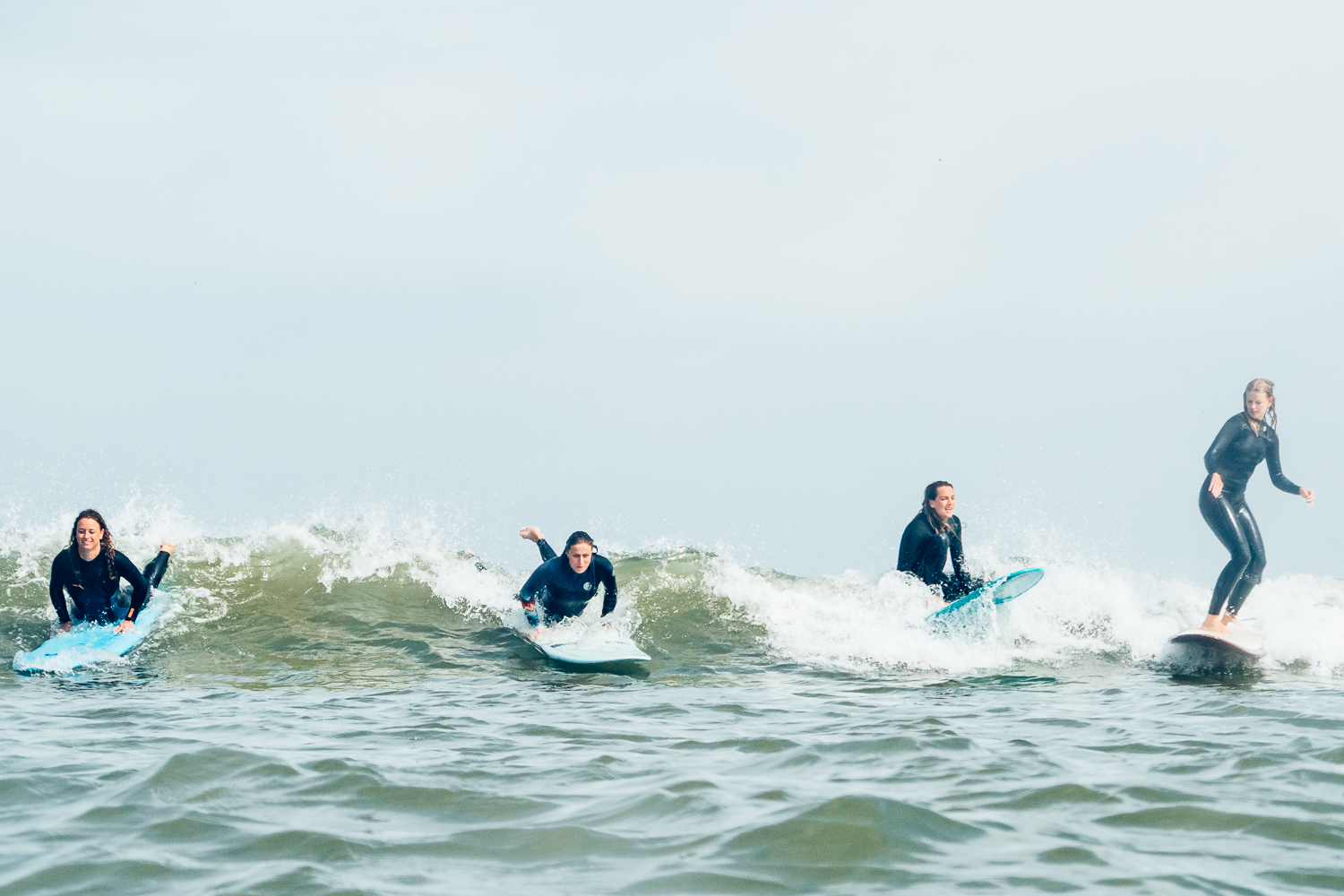 Meerdere surfsters gaan voor dezelfde golf tijdens Women on Waves Terschelling 2022