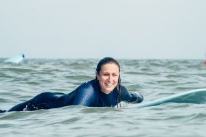 Amber Schuur op een surfplank