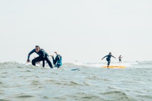 Amber Schuur en Loes Stenveld tijdens Women on Waves Terschelling