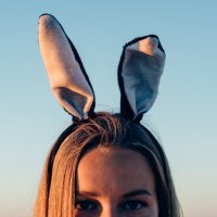 Lindi met bunny ears kijkt recht in de camera