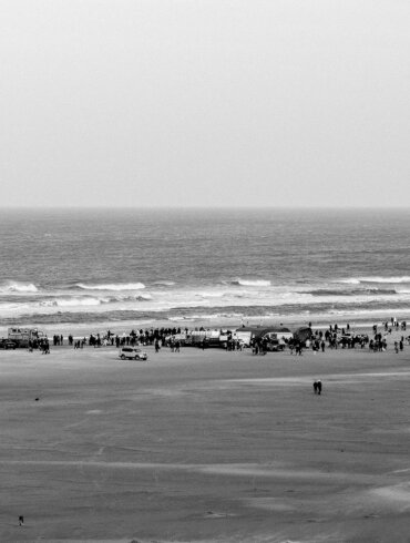 Strand van Midsland aan Zee met in de verte de Nieuwjaarsuik Terschelling gezien van het duin.