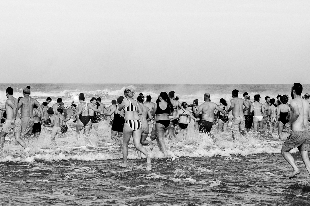 Deelnemers rennen het water in bij Midsland aan Zee