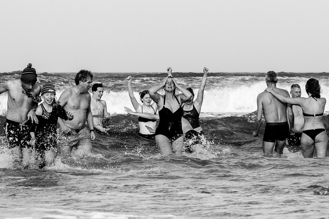 Deelnemers genieten van het koude water