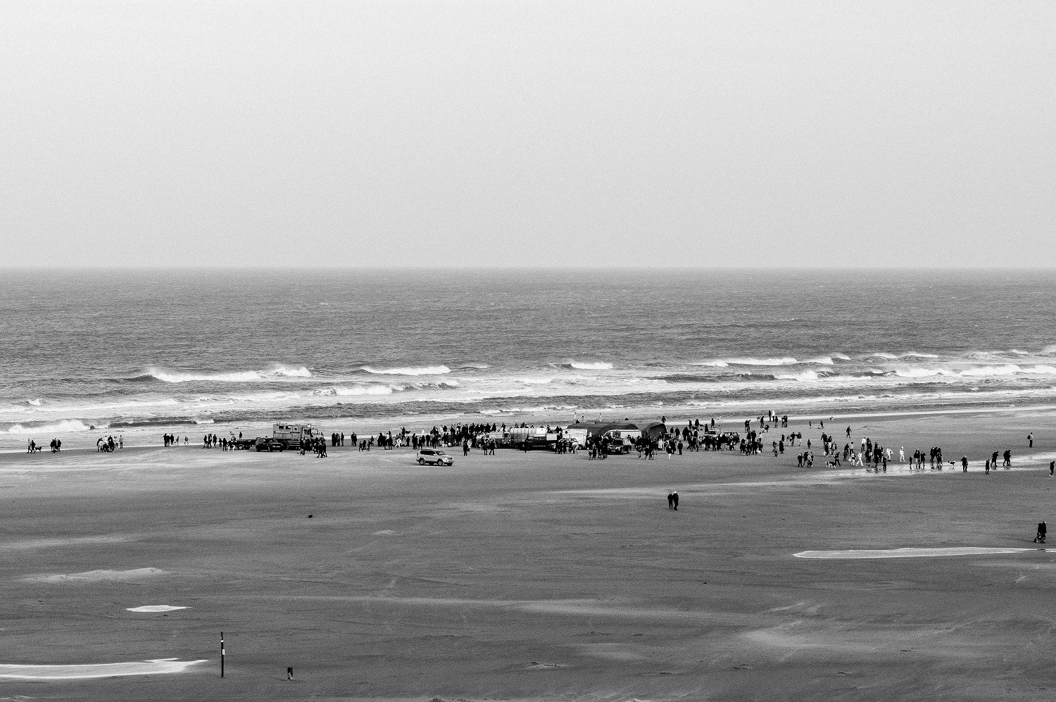 Strand van Midsland aan Zee met in de verte de Nieuwjaarsuik Terschelling gezien van het duin.